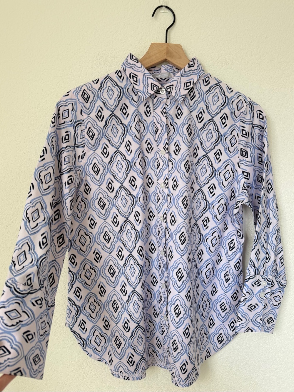 Chicos Women's Blouse Top Button Up Shirt Diamond Print Blue White Size 0 - Picture 3 of 13